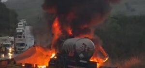 Carreta pega fogo na BR-116 e PRF registra vítimas graves no acidente
