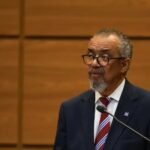 OMS descarta risco de pandemia de ebola e diz que ameaça global permanece baixa