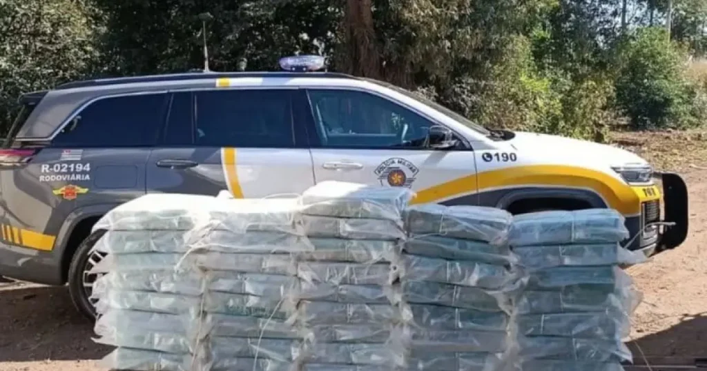 Polícia apreende quase 43 kg de cocaína escondidos em teto de furgão