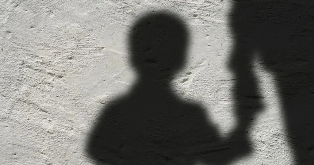 Homem é preso por suspeita de atrair crianças com doces para realizar abusos no interior da Bahia