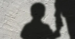 Homem é preso por suspeita de atrair crianças com doces para realizar abusos no interior da Bahia