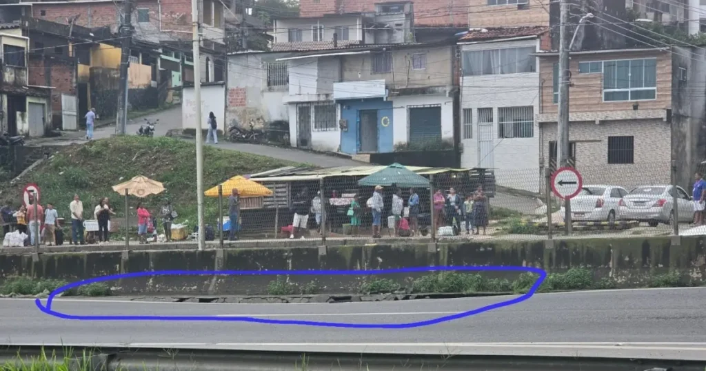 PRF interdita trecho da BR-324 após asfalto ceder no sentido Feira de Santana