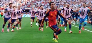 No último tango de Messi, Espanha aproveita expulsão, bate a Argentina e é bicampeã