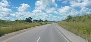 Acidente entre van e caminhão deixa ao menos 10 feridos no interior da Bahia