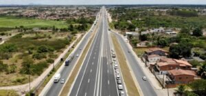 Acidente entre carretas interdita trecho da BR-116 no sudoeste da Bahia