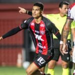 Renê brilha, Vitória goleia o Athletico-PR e avança às quartas de final da Copa do Brasil