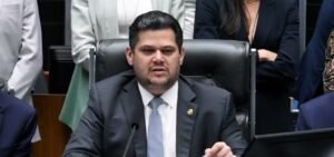 Alcolumbre encaminha PEC do fim da escala 6×1 para comissão do Senado