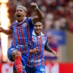 Pulga marca duas vezes, Bahia sofre, mas vence o Inter de virada e volta ao G-5