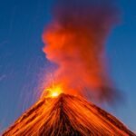 Vulcão entra em erupção e provoca o cancelamento de 300 voos na Indonésia
