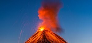 Vulcão entra em erupção e provoca o cancelamento de 300 voos na Indonésia