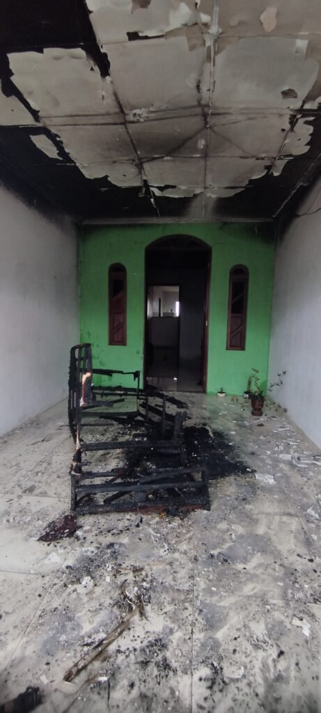 INCÊNDIO EM RESIDÊNCIA MOBILIZA BOMBEIROS, POLÍCIA MILITAR, SAMU E SMTT EM SANTO ANTÔNIO DE JESUS
