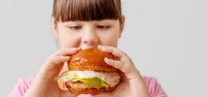 OMS lança primeiro guia para combater obesidade entre crianças e adolescentes