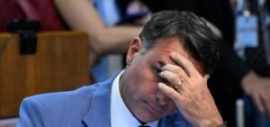 Após criticar proposta, Flávio Bolsonaro muda discurso e anuncia apoio ao fim da escala 6×1