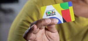 Governo antecipa pagamentos do Bolsa Família e aumenta benefício; confira datas