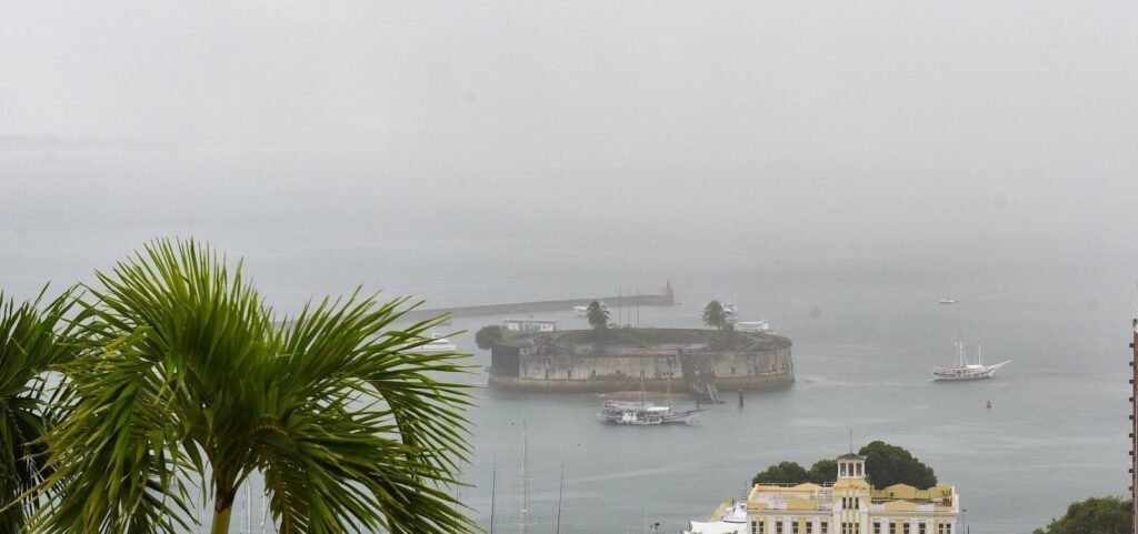Inmet emite alerta de chuva para 376 cidades da Bahia