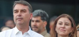 Flávio Bolsonaro e família recebem autorização humanitária para permanecer nos EUA por um ano