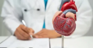 Uma pessoa morreu por doença cardíaca a cada 72 segundos no Brasil em 2026, segundo dados da SBC