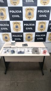 POLÍCIA CIVIL DA BAHIA, POR MEIO DA 1ª DT DE SANTO ANTÔNIO DE JESUS E DO GATTI/LESTE DA 4ª COORPIN, CUMPRE MANDADOS DE BUSCA E APREENSÃO E PRENDE INVESTIGADO POR TRÁFICO DURANTE A OPERAÇÃO ROTA OCULTA