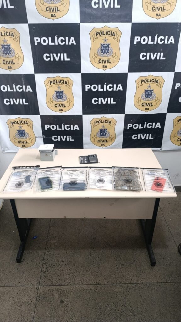 POLÍCIA CIVIL DA BAHIA, POR MEIO DA 1ª DT DE SANTO ANTÔNIO DE JESUS E DO GATTI/LESTE DA 4ª COORPIN, CUMPRE MANDADOS DE BUSCA E APREENSÃO E PRENDE INVESTIGADO POR TRÁFICO DURANTE A OPERAÇÃO ROTA OCULTA